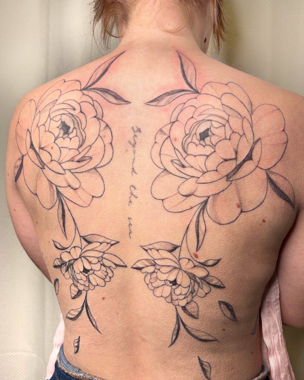 Tatouage fine line de roses dans le dos