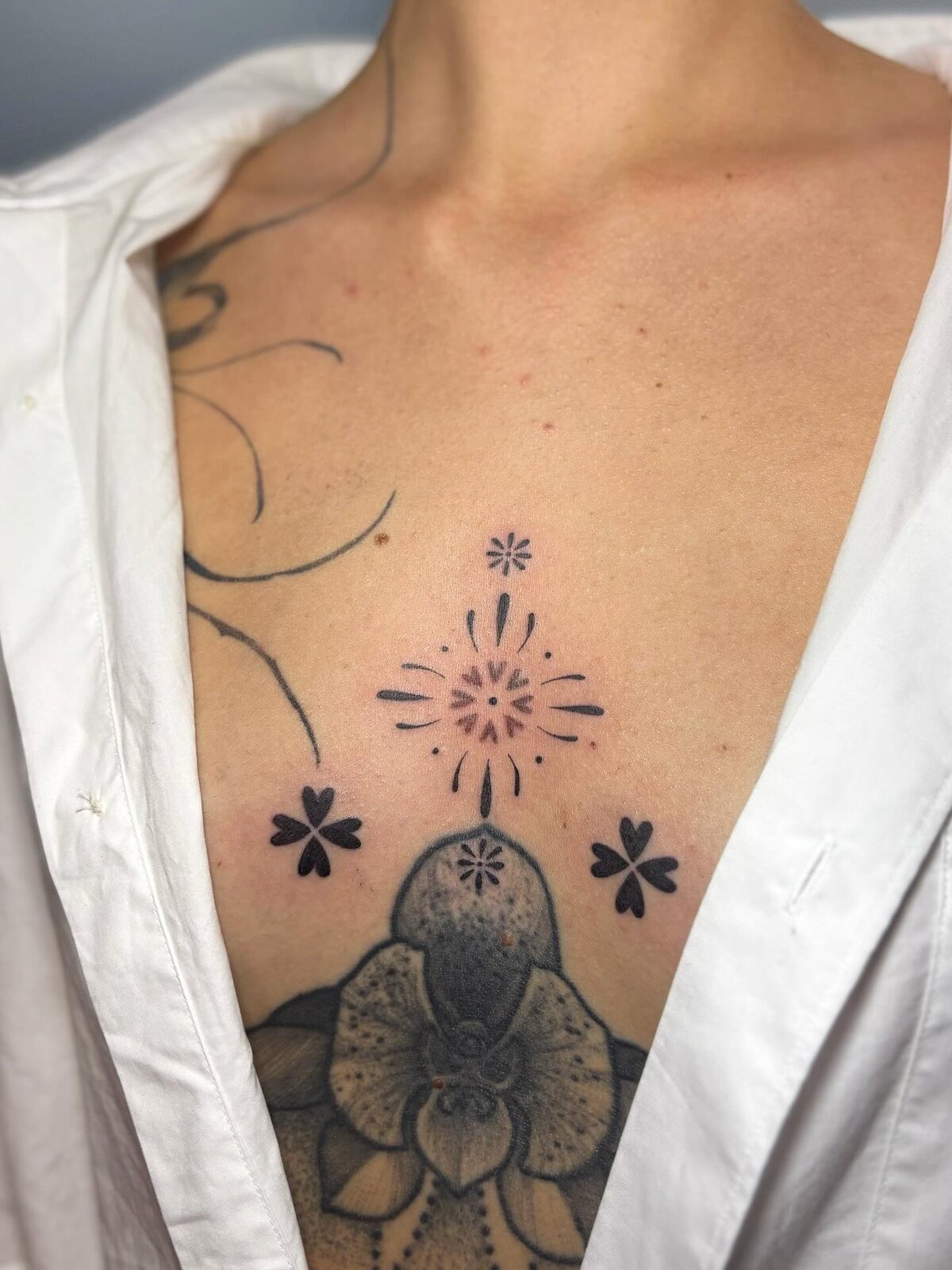 Tatouage floral ornemental sur le buste