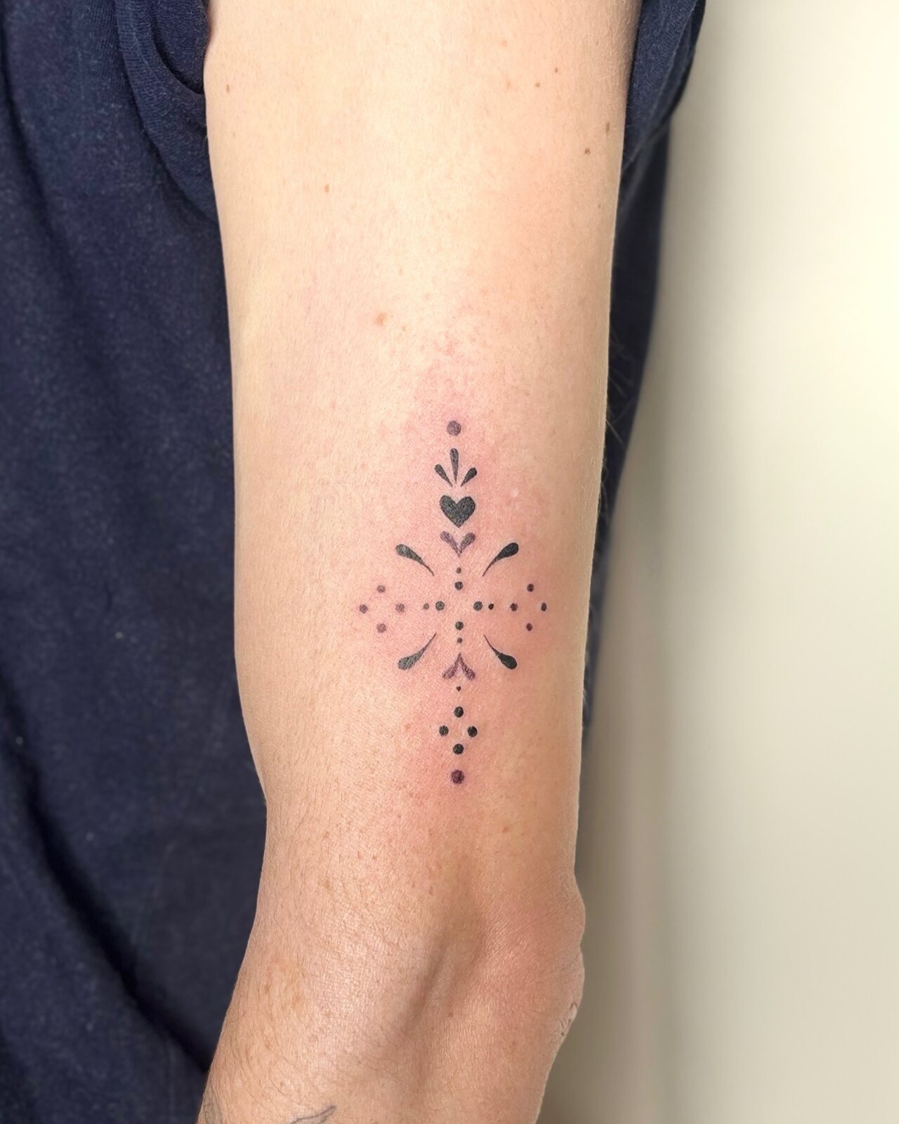 Tatouage ornemental fin sur la cheville