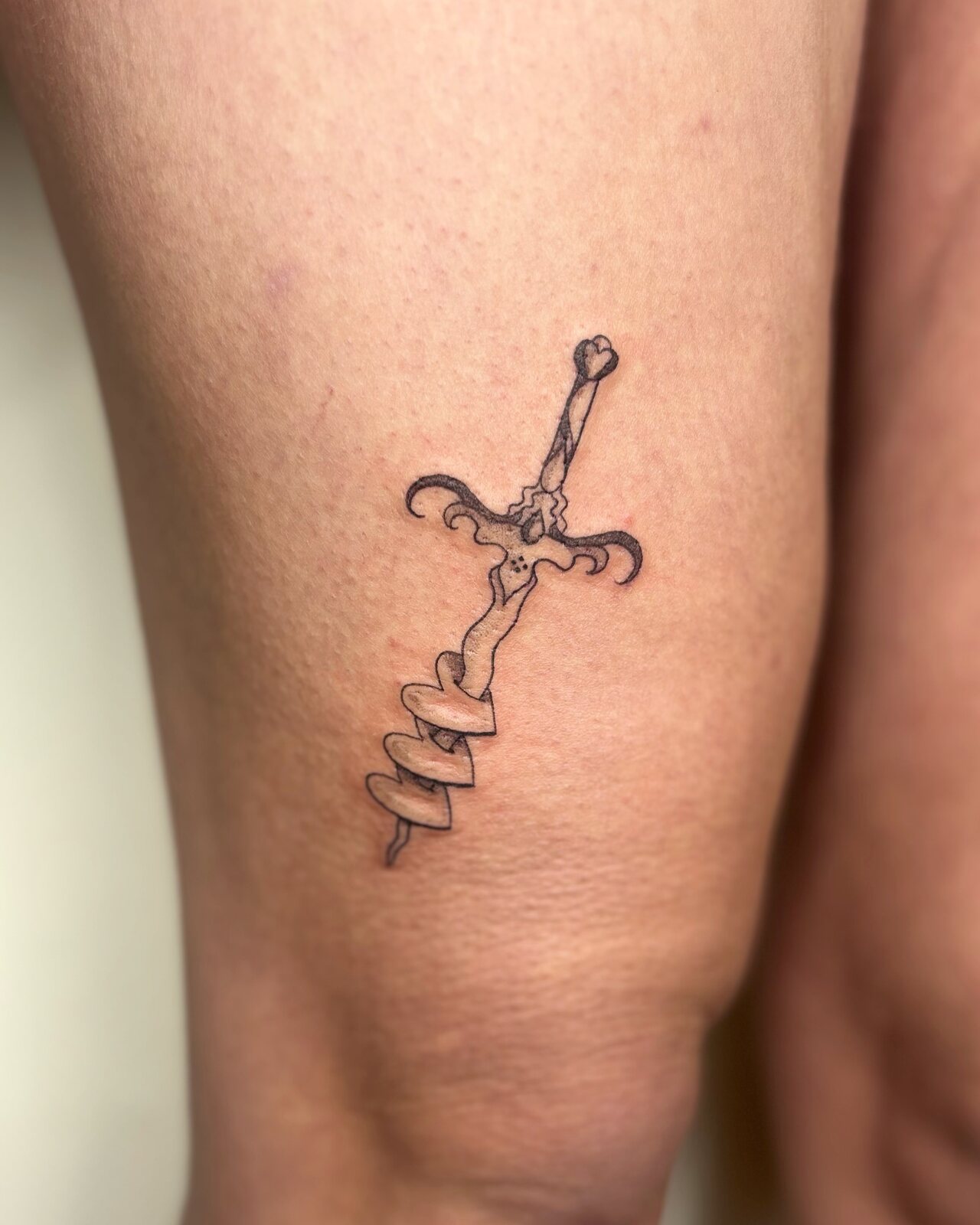 Tatouage fine line sur l'avant-bras